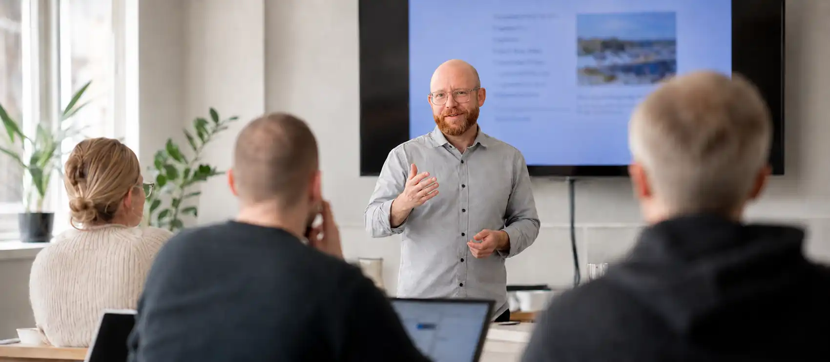 Andreas Bjørn underviser kursister i praktisk brug af AI